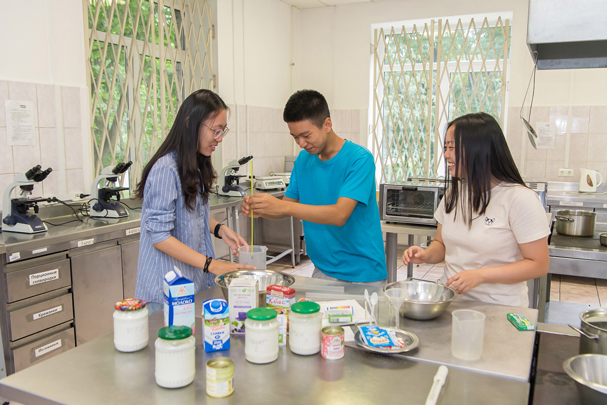 Students of the International Polytechnic Summer School Study Molecular Gastronomy 